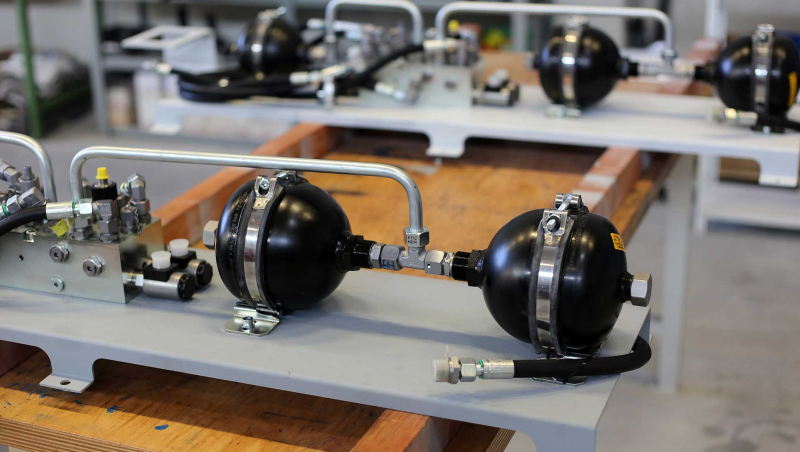 Fertigung von Hydraulikaggregaten: RÖCO konstruiert und fertigt individuelle Hydraulikaggregate für Maschinen und Anlagen – von Neuprojektierung bis Retrofit. Neben Aufbau und Montage übernehmen wir auch die Inbetriebnahme und Prüfung vor Ort.