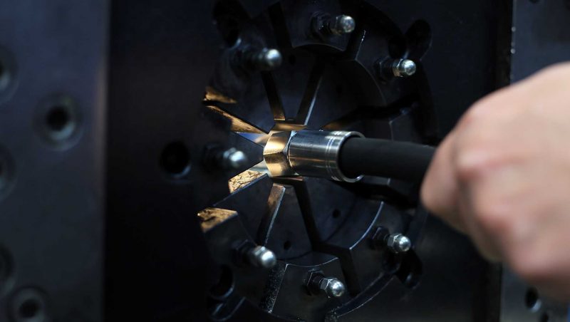 Schlauch- & Rohrleitungsservice: Wir fertigen und montieren Hydraulikschläuche und Rohrleitungen passgenau für Ihre Anlagen – inklusive Druckprüfung, DGUV-Zertifizierung und Austauschservice.