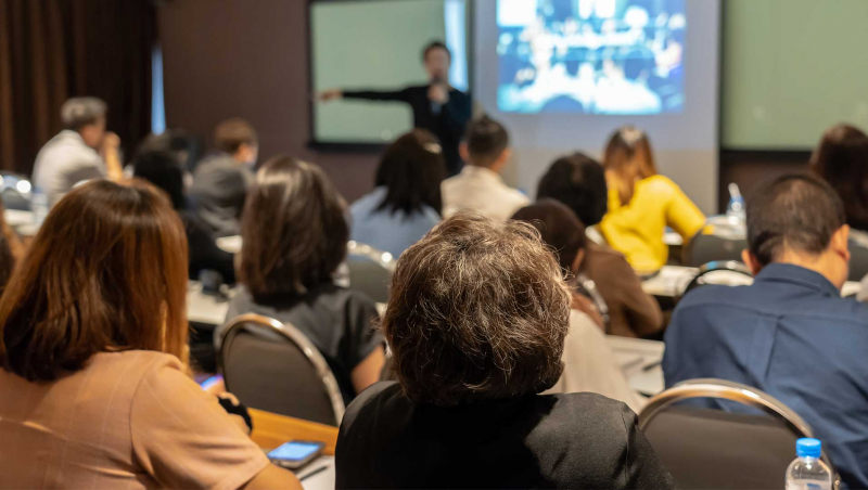 RÖCO bietet Schulungen zu Hydraulik, Wälzlagern, Klebetechnik & Co. sowie technische Beratung zu Schmierstoffen, Lagerauslegung und Leckagevermeidung – individuell & anwendungsnah.